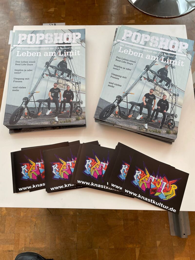 Exemplare von "Popshop" einer Gefangenenzeitung und Knastkultur-Flyer