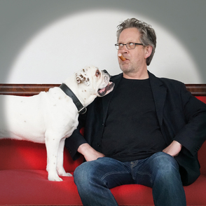 Comedien Kurt Knabenschuh und Hund OTIZ auf einer Couch