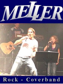 Band "Meller" während eines Auftritts mit Bandlogo