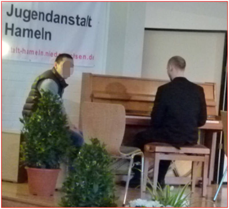 Gefangene spielen auf dem Klavier