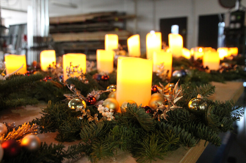 Adventsgestecke mit brennenden Kerzen im Dunkeln