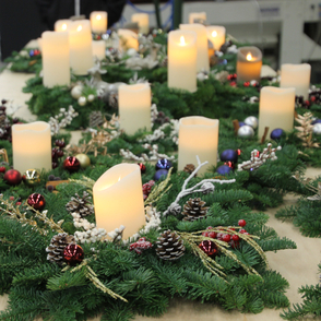 Zahlreiche Adventsgestecke nach der Fertigstellung