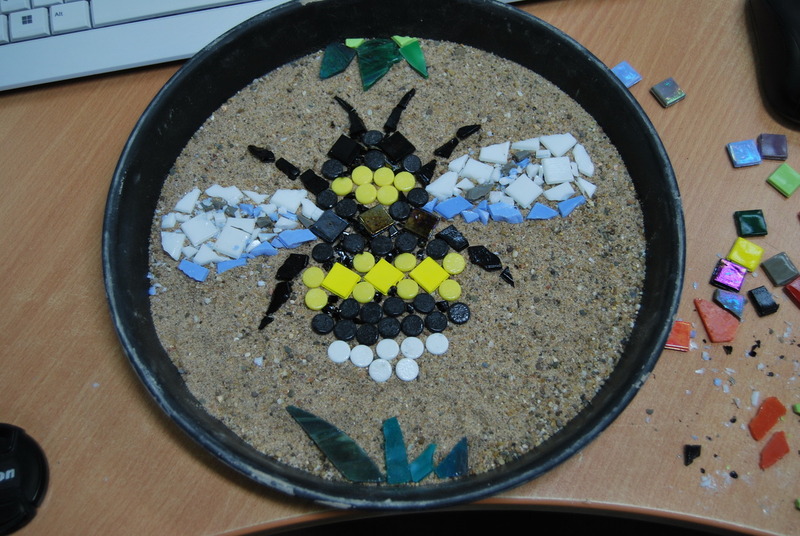 Auf diesem Kunstwerk hat der Künstler eine Biene aus Mosaiksteinen gestaltet.