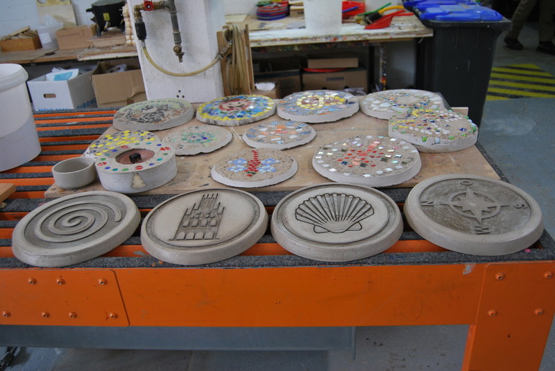 Die fertigen Kunstwerke liegen auf einem Tisch