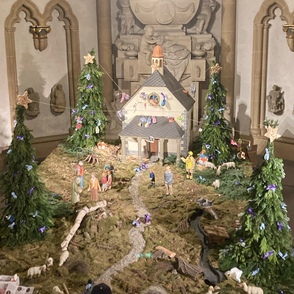 Krippe im Dom zu Paderborn mit Figur eines Gefangenen