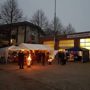 Adventsbasar der freiwilligen Feuerwehr Moers-Kapellen, im Dunkeln mit Feuerstellen