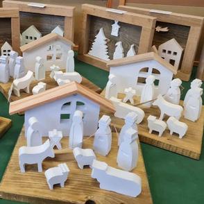 Holzkrippen und andere weihnachtlichen Dekoartikel aus Holz waren im Angebot