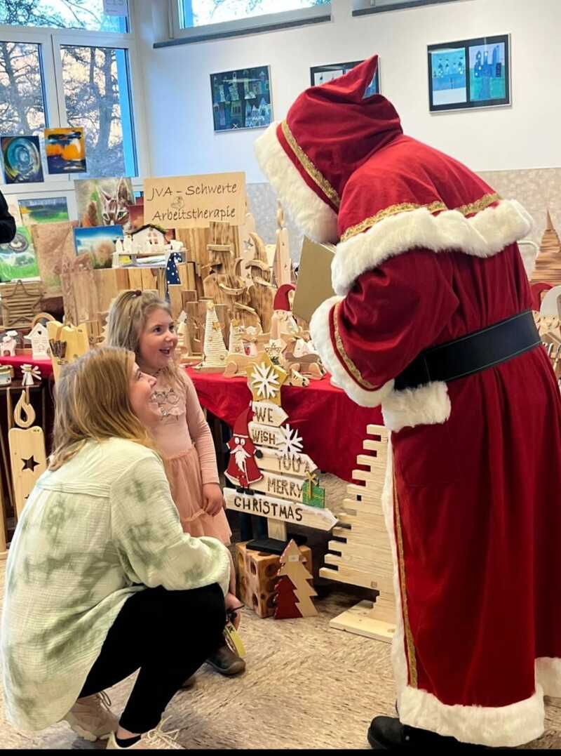 Der Weihnachtsmann sorgte vor dem Stand der JVA Schwerte bei den Kindern für große Augen...