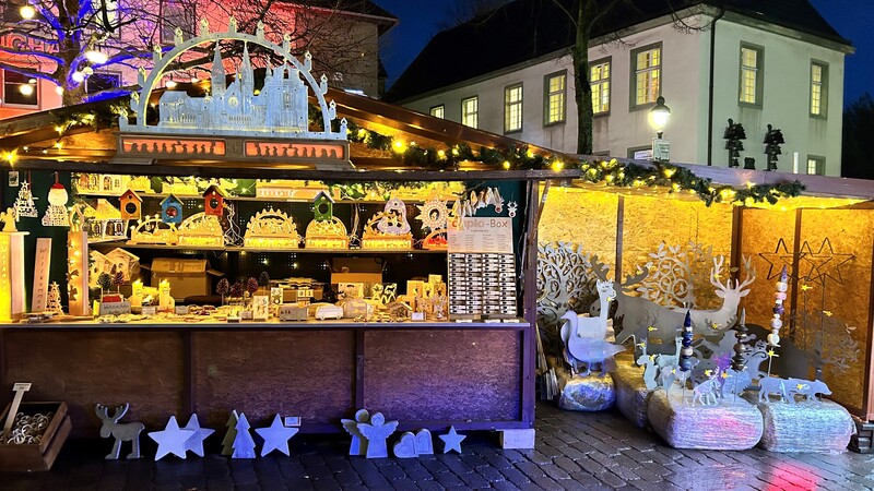 Weihnachtsmarktstand der JVA Werl auf dem Weihnachtsmarkt in Werl mit dem neuen Stallanbau