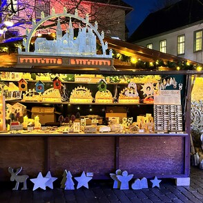 Weihnachtsmarktstand der JVA Werl auf dem Weihnachtsmarkt in Werl mit dem neuen Stallanbau