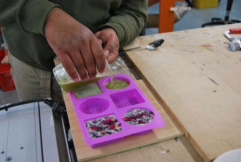 Gefangener der JVA Münster bei der Seifenherstellung