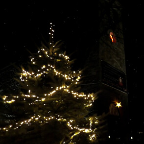 Evangelische Kirche Dönberg im dunkeln mit beleuchteten Weihnachtbaum im Vordergrund