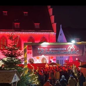 Weihnachtsmarkt Attendorn Portal Abends beleuchtet