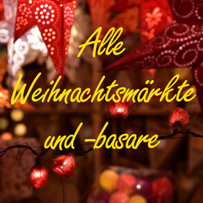 Weihnachtsbaumschmuck aus Holz  auf einem Verkaufstisch