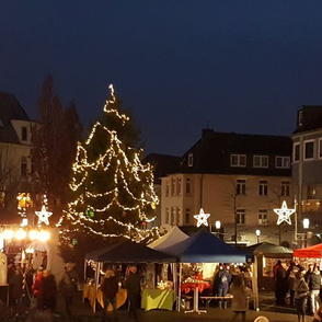 Essen Borbeck D&auml;mmerung Kirche und Weihnachtsbaum