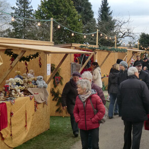 Adventmarkt Sonsbeck-Kapellen Buden Menschen und Lichterketten