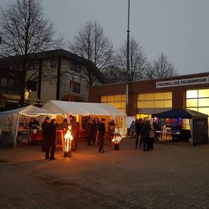 Adventsbasar der freiwilligen Feuerwehr Moers-Kapellen, im Dunkeln mit Feuerstellen
