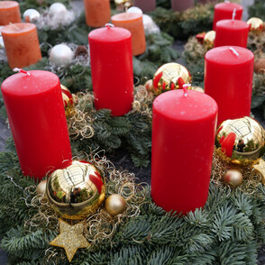 Advendsgestecke zum Verkauf auf dem Weihnachtsbasar der JVA'en Willich 1+2