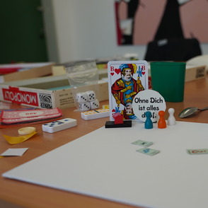 Kunstwerke aus ausgemusterten Gesellschaftsspielen entstehen
