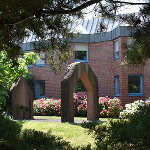 Hafthaus der JVA Bochum-Langendreer mit Skulptur im Vordergrund