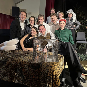 Essemble ChaosTRUB Gruppenfoto mit Kost&uuml;men auf der B&uuml;hne