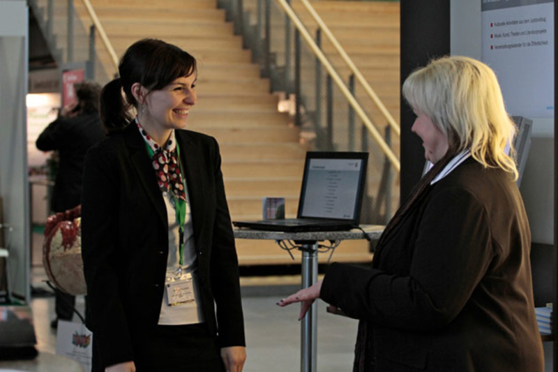 Nicole Sonnenbaum im Gespräch auf dem Stand von Knastkultur auf dem 17. Deutschen Präventionstag in München vom 16.04. - 17.04.2012 in München. 