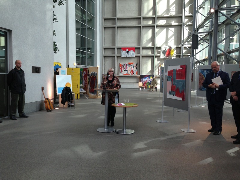 Nicole Sonnenbaum hält eine Rede zur Eröffnung der Ausstellung "Knast Art" im Oberlandesgericht Hamm vom 19.09. - 15.11.2013.