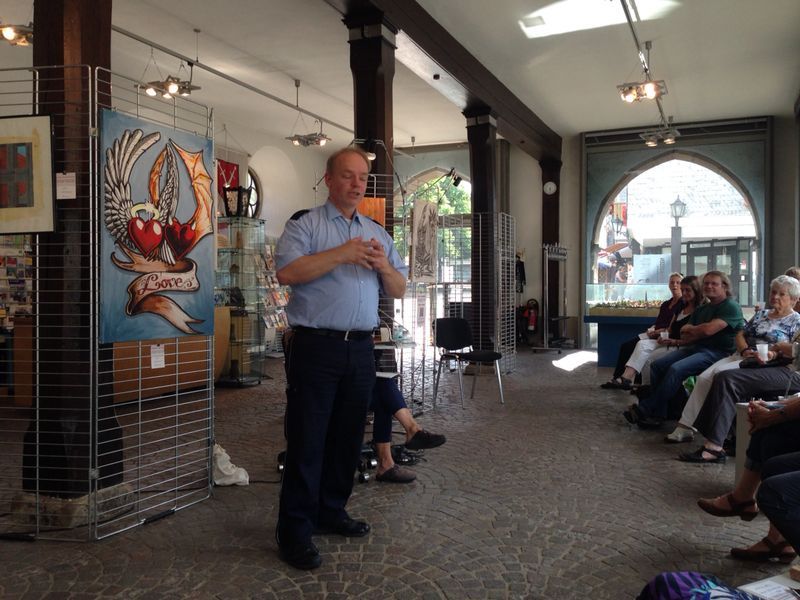 Thomas Cieszynski eröffnet die  Fortsetzung der Ausstellung + Lesung "Drinnenaussen" im alten Rathaus in Schwerte vom 05.07. - 04.08.2014.  