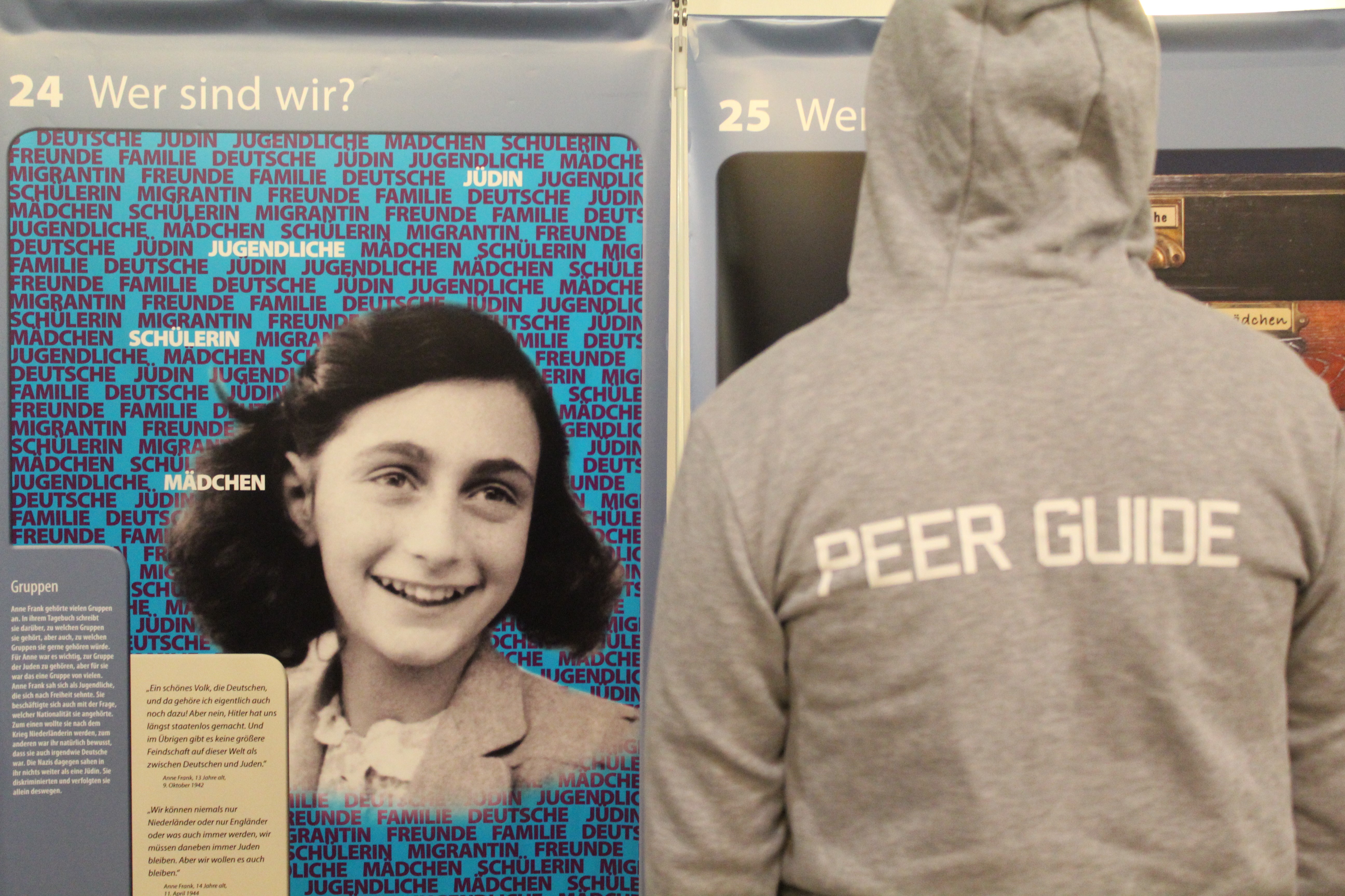 Portrait der Anne Frank auf einem Plakat der Ausstellung