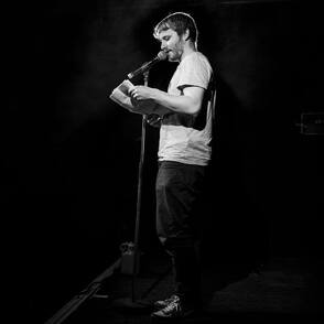 Poetry Slamer August Klar auf der Bühne