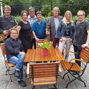 Gruppenbild der Band "Sundayclub" mit Logo der Band