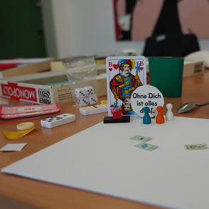 Kunstwerke aus ausgemusterten Gesellschaftsspielen entstehen