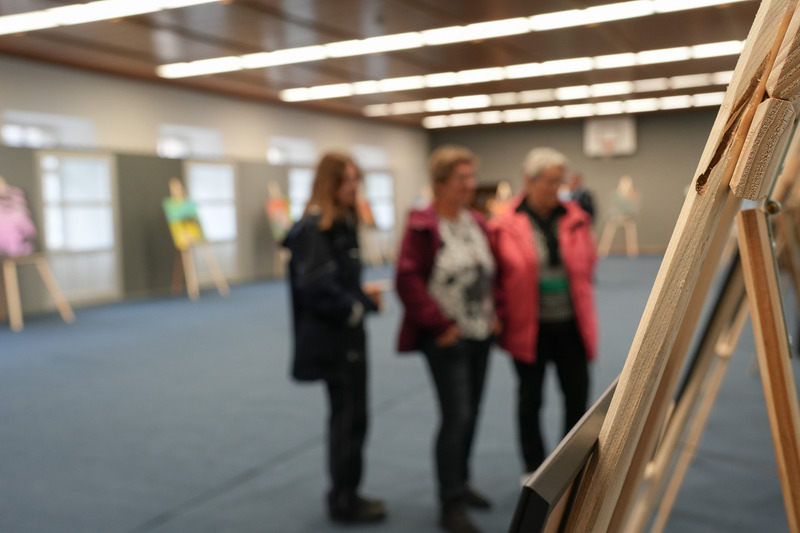 Publikum bewundert Kunstwerke der Ausstellung