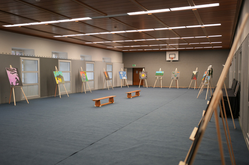 Die Kunstausstellung in der Turnhalle der JVA