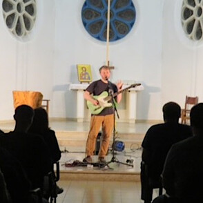 Poetry Slam Teilnehmer auf der Bühne