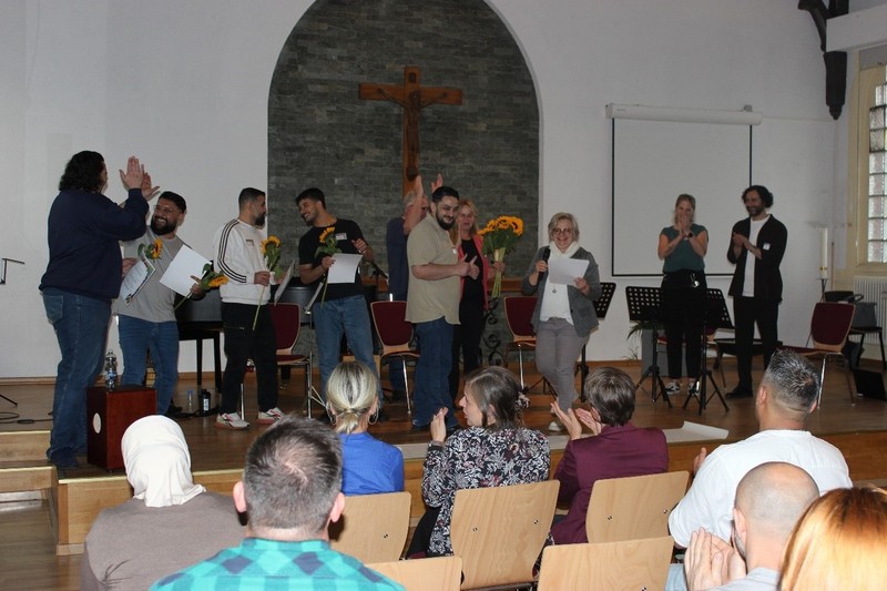 Musiker vor Publikum auf der Bühne