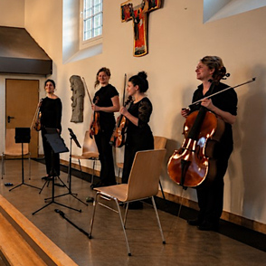Musikerinnen des Velvet-Quartetts auf der B&uuml;hne