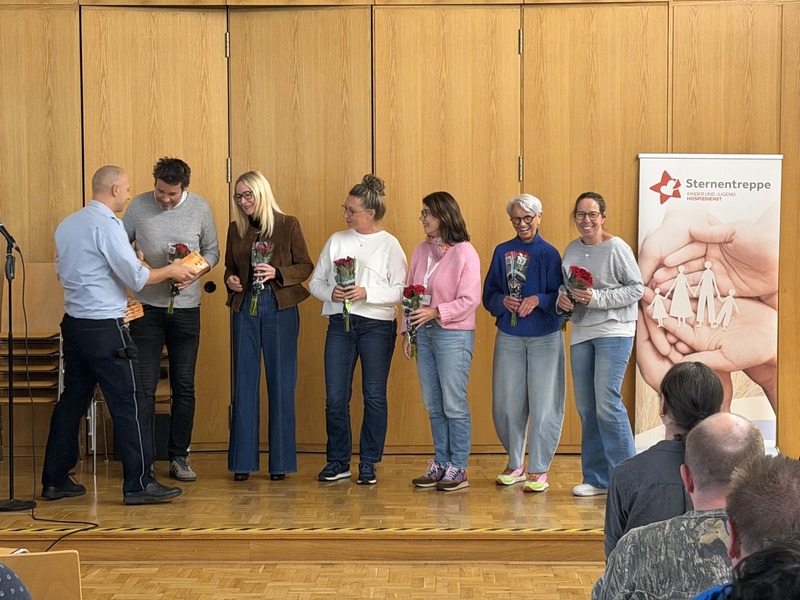 Ehrung der Arbeit der Sternentreppe durch den Justizbeamten Sebastian Kreis.