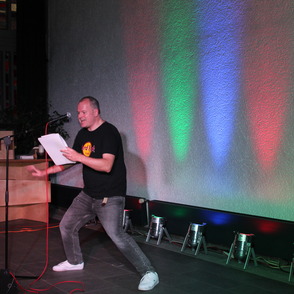 Der Poetry Slamer "Nicht ganz Dichter" performt auf der B&uuml;hne einen Rap