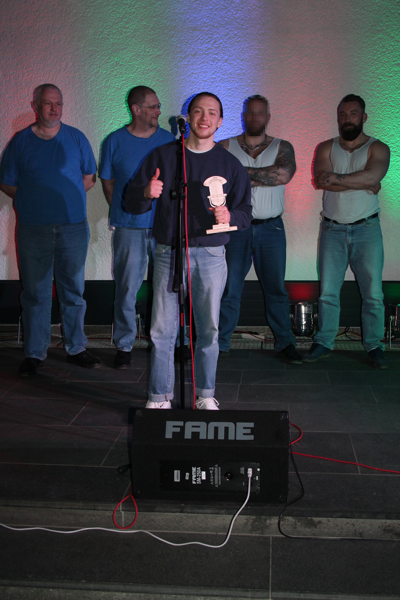 Der Sieger der Gefangenen Poetry-Slamer Eugen mit seinem Pokal.