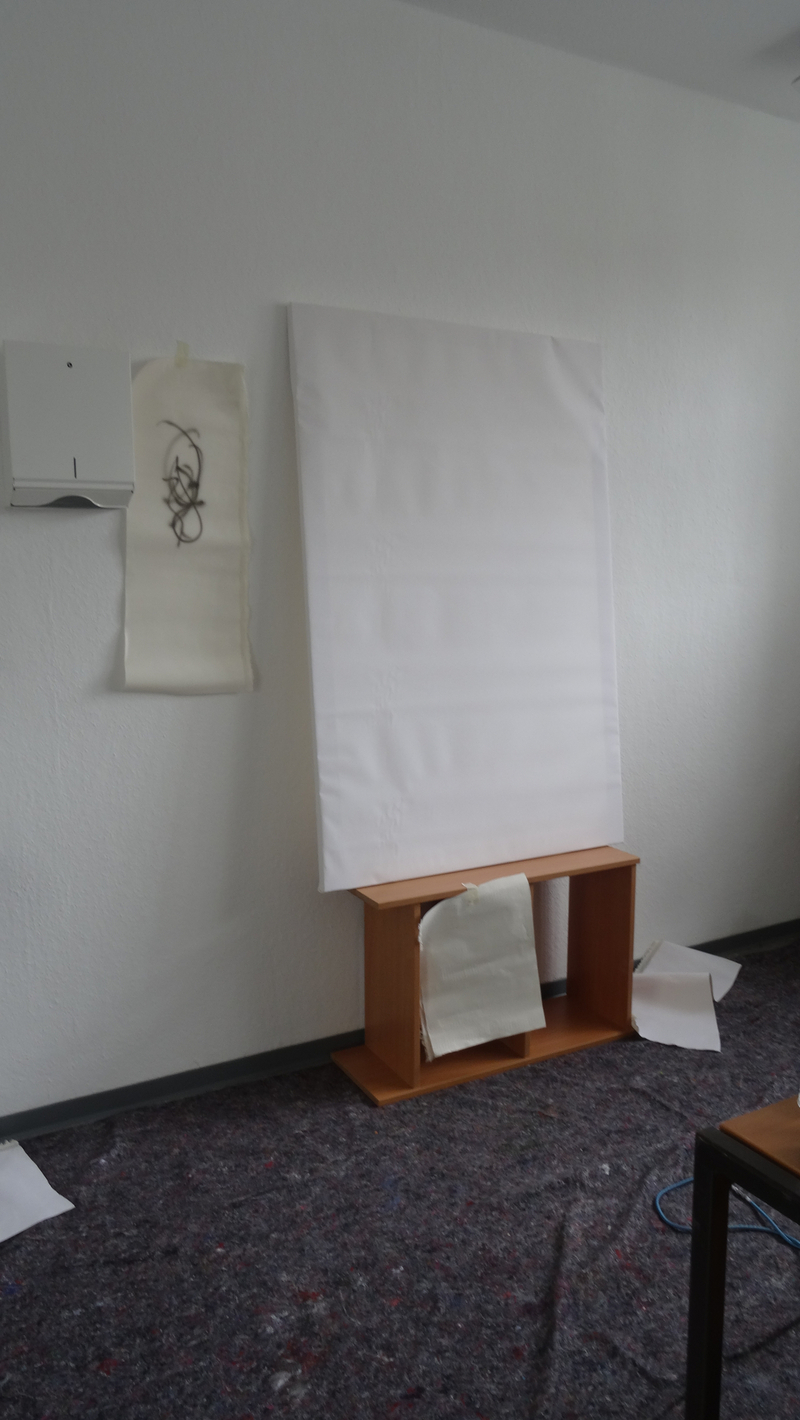 Eines der Kunstwerke des Projektes entsteht auf einer leeren Leinwand