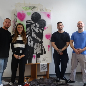 Bedienstete und Gefangene des Projektes vor einem der Kunstwerke