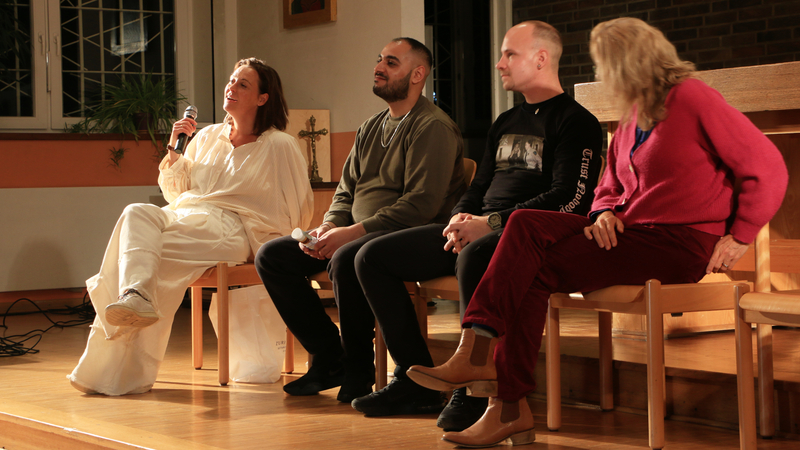 Frau Wehmeyer (Projektverantwortliche), Durim (aus dem Filmteam), Rene (aus dem Filmteam, jetzt ehemaliger Gefangener), und Frau Assmann von der Landesanstalt für Kunst und Medien e. V. beantworten die Fragen des Publikums.