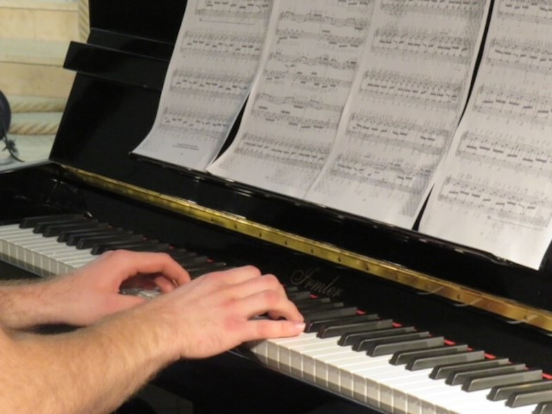 Poetry Slam Teilnehmer auf der Bühne