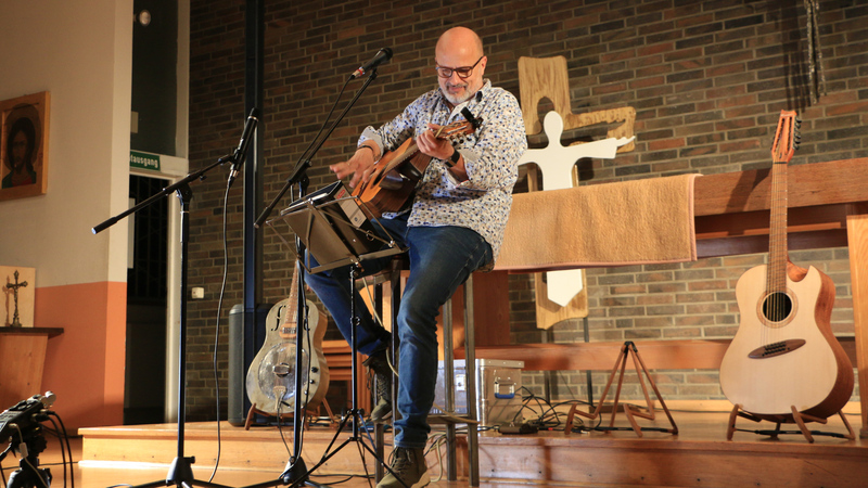 Der Musiker Paul Radau in der Kirche von Haus 2.