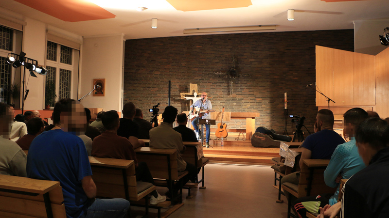 Komponist und Texter Paul Radau spielte eigene Kompositionen genauso wie beispielsweise Titel von den Eagles, AC/DC, John Denver, Clapton oder Springsteen.