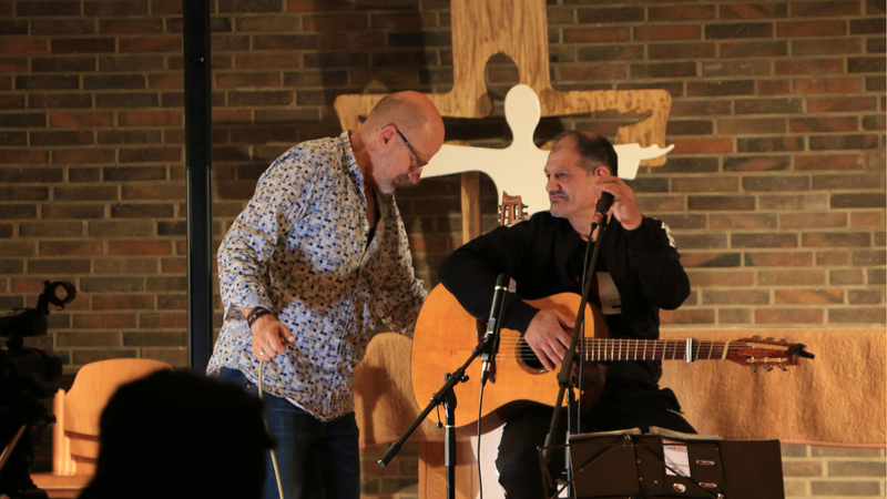 Die beiden Musiker Paul Radau und Vasile auf der Bühne der Kirche von Haus 2.