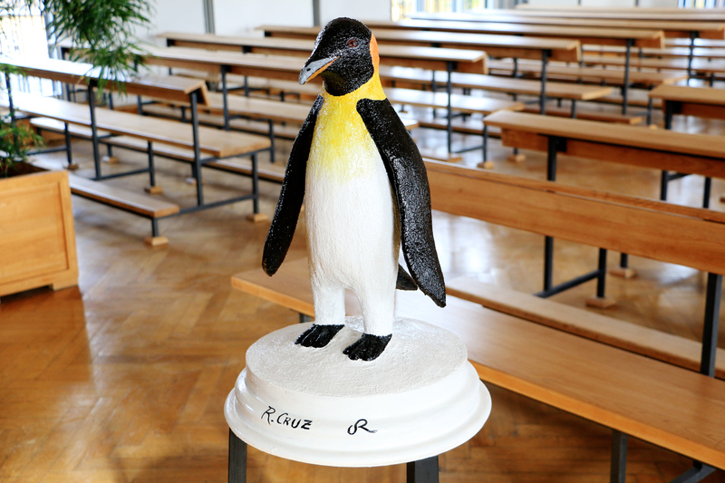 Pinguin aus Draht und Beton