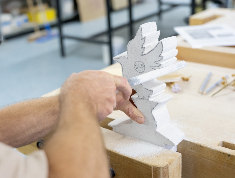 Gefangene arbeiten mit Stein