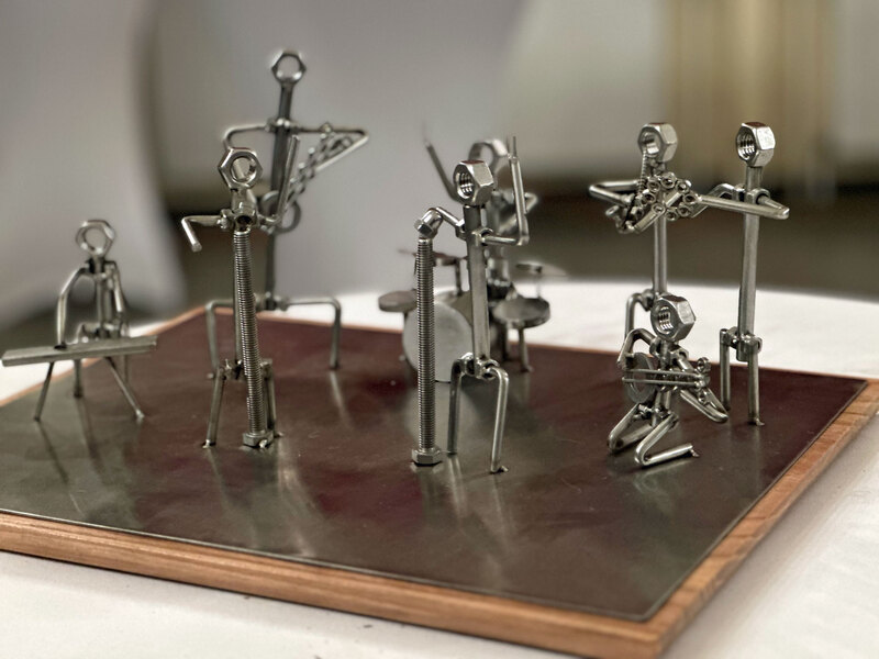 Metallfiguren in Form einer Band